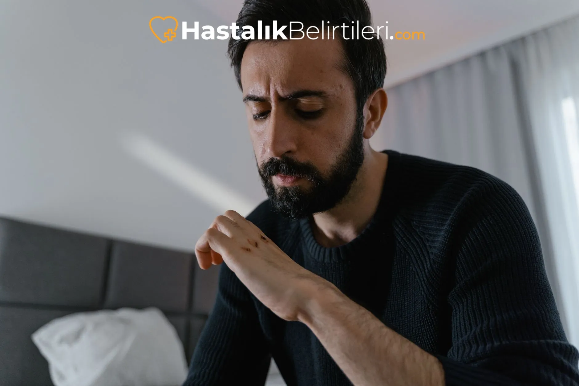 Beyaz aftlar ve kızarık sınırla ağız içi yakın plan