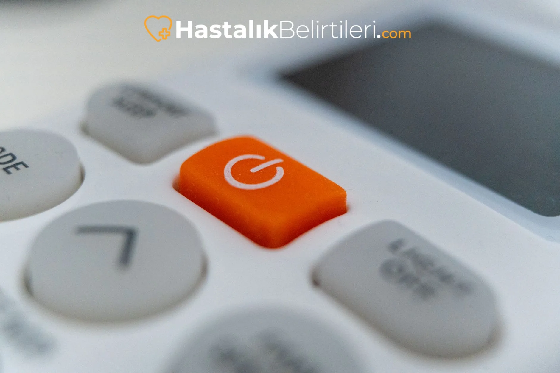 Ateş Yoksa Gece Terlemeleri Neden Olur? 3 Gece terlemesi olan kişi, ateş ölçümü termometre görünümü
