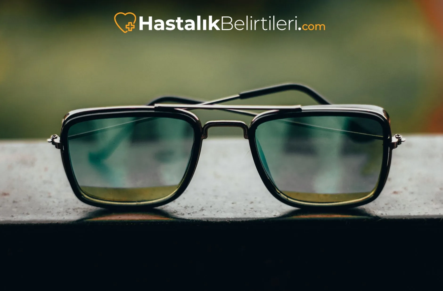 Yakın plan, gözlük camında bulanıklık ve yansıma etkisi