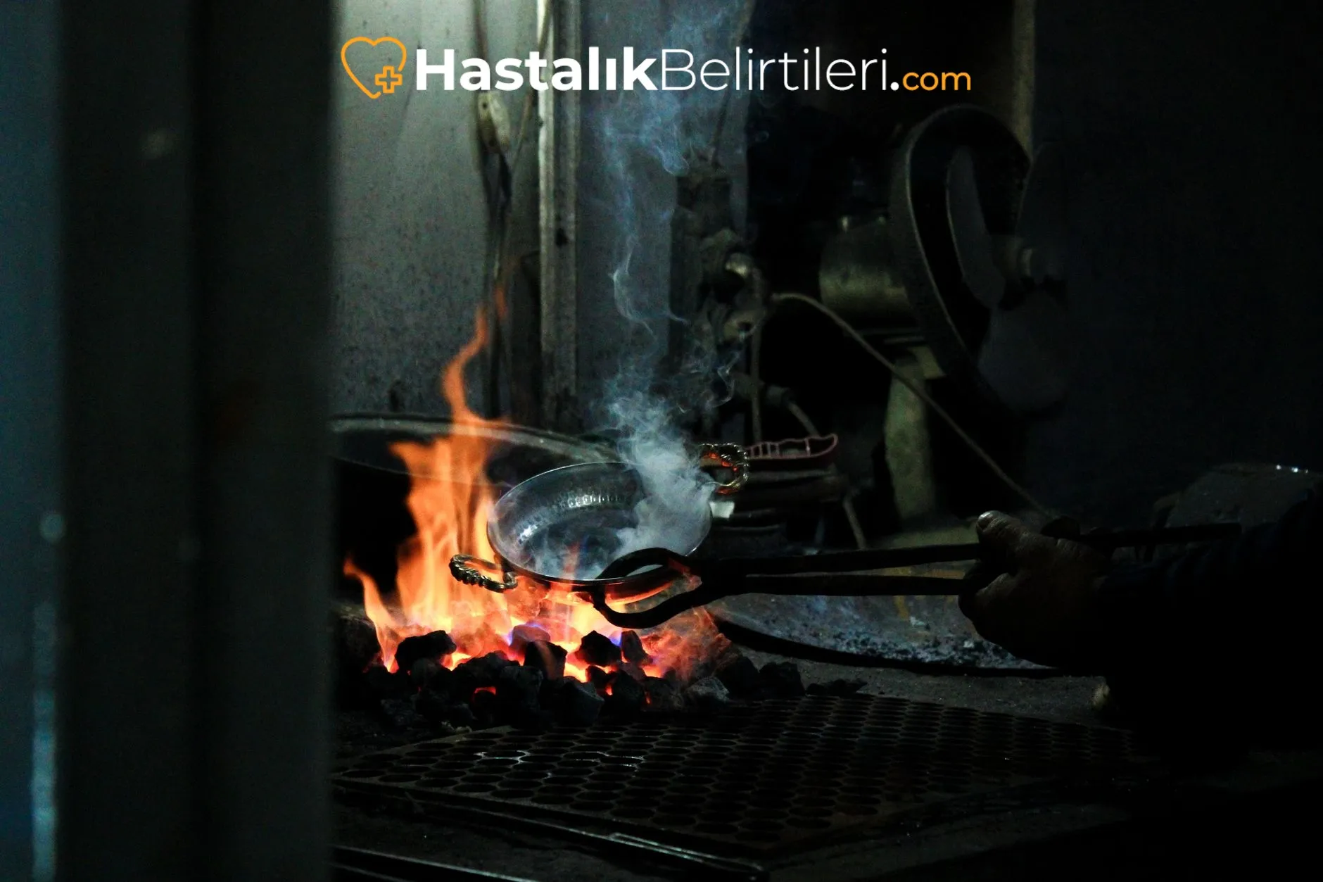 Ciltte Egzama Tetikleyicileri Nelerdir? 2 Banyodan sonra nemlendirici krem uygulayan el, güvenli bakım