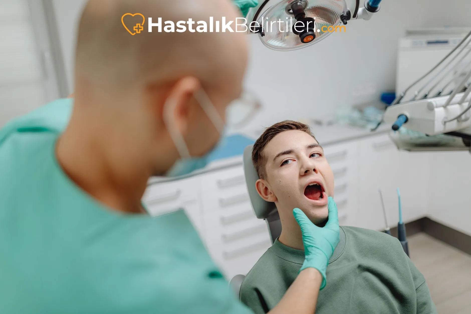 Diş Hekimi Korkusu Nasıl Yenilir? 3 Diş muayenesi öncesi derin nefes egzersizi yapan kişi