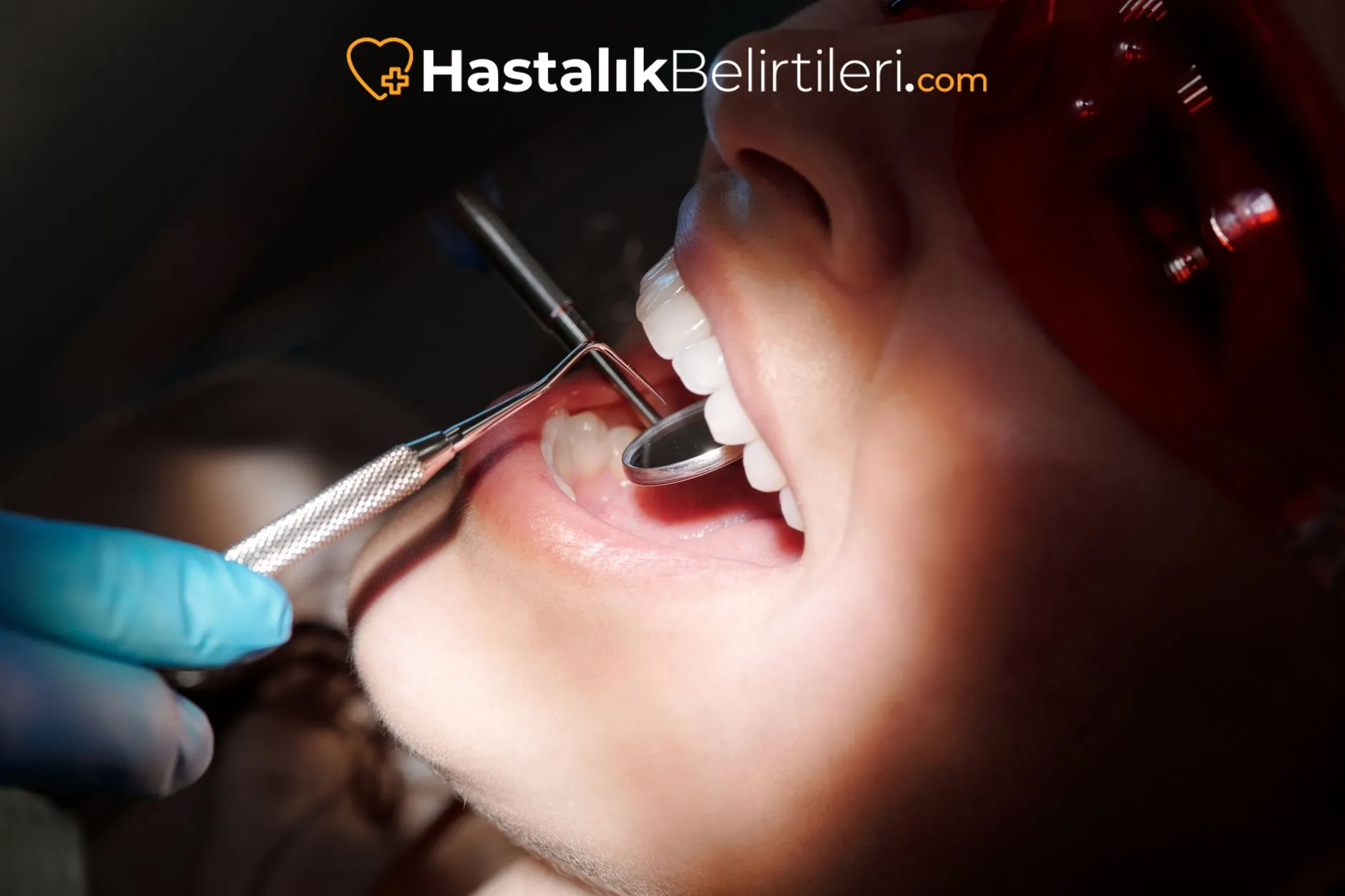 Nazik hareketle diş ipinin C şekliyle kullanımı