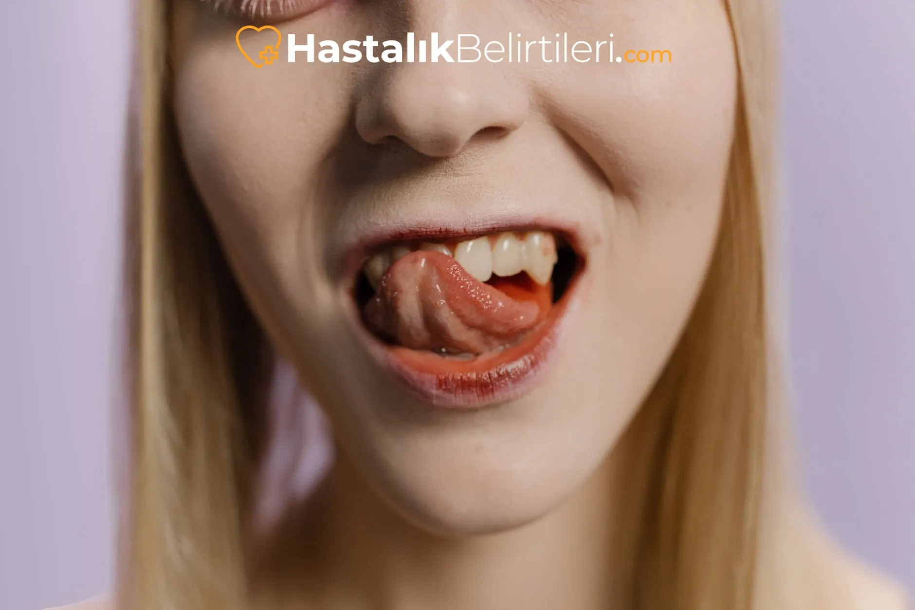 Dil Yarasında Evde Hızlı Rahatlama Yöntemleri 2 Dil yarası için tuzlu suyla gargara uygulaması yakın plan
