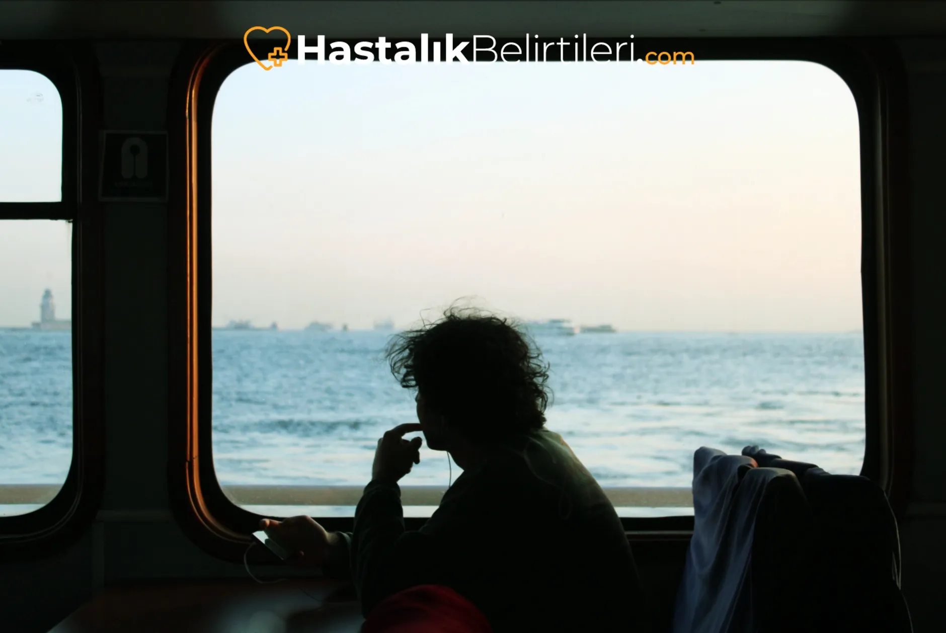 Şişlik ve kızarıklık bulunan diz bölgesi yakın plan