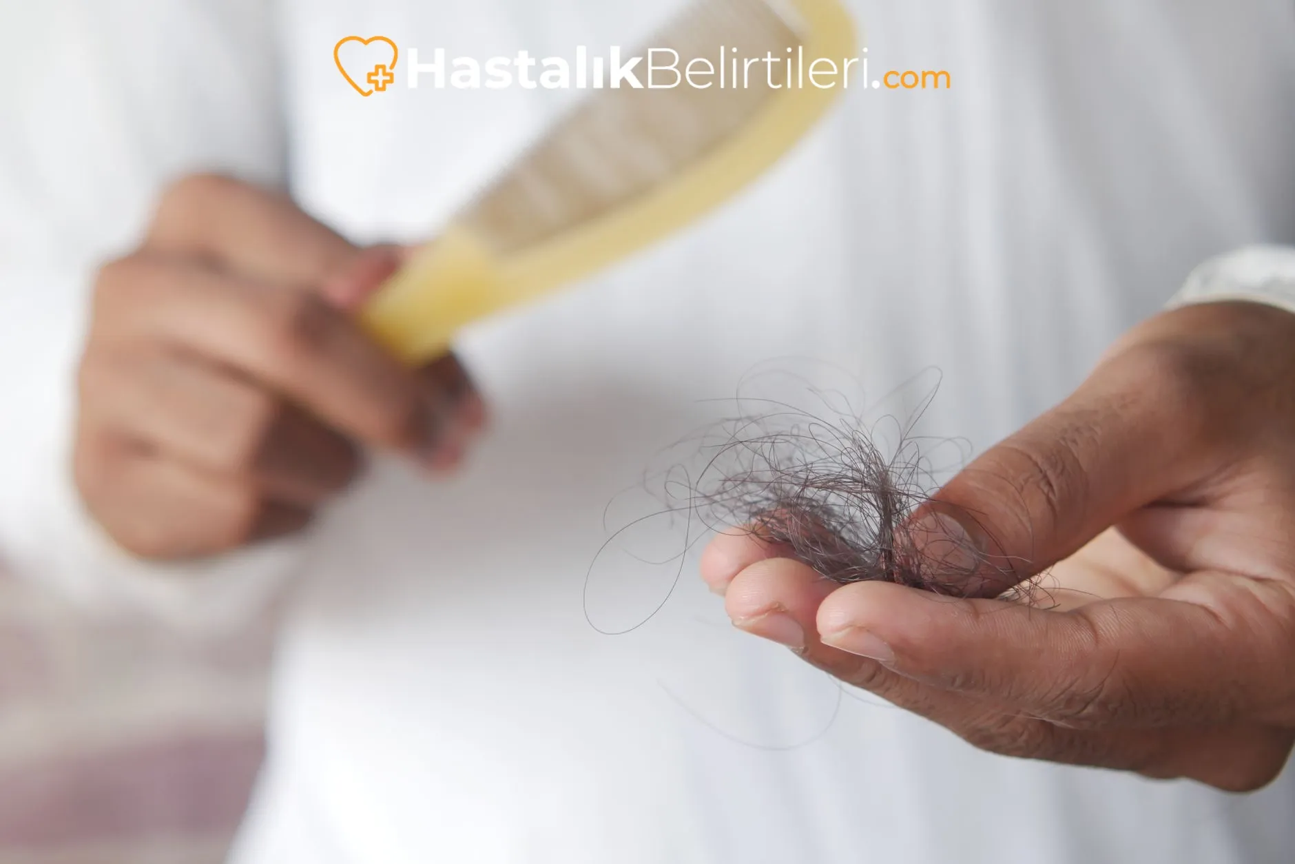 Dermatolog saç derisi muayenesi yapıyor, uzman danışmanlığı