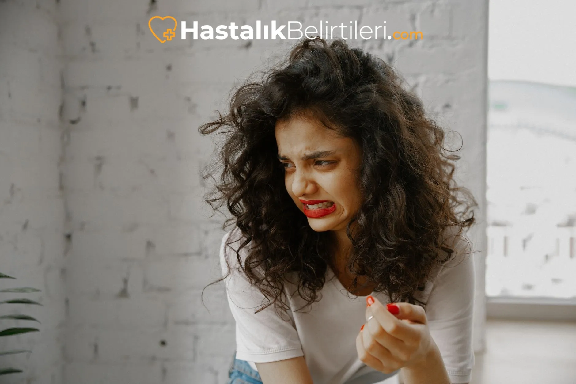 Diş sıkma hareketiyle çene eklemi ilişkisini anlatan illüstrasyon