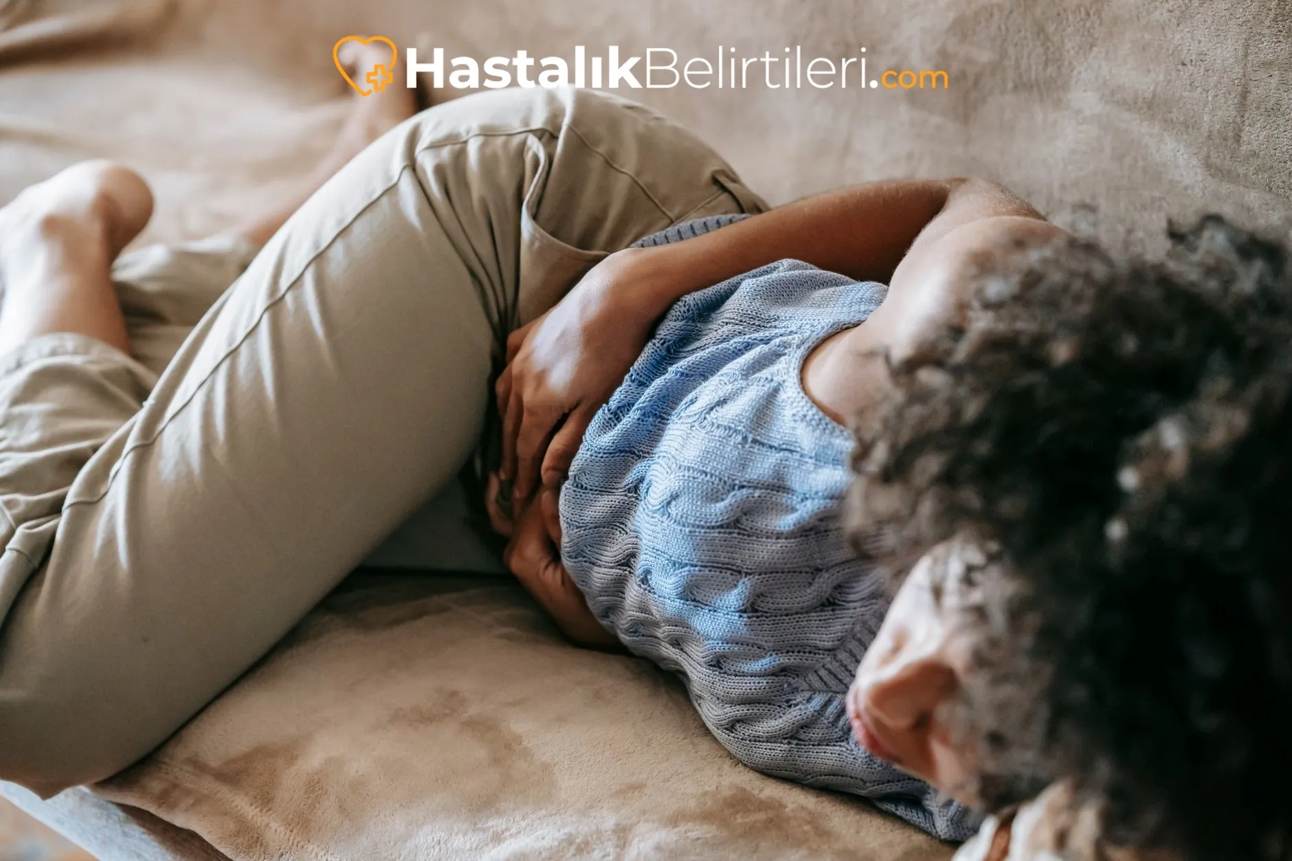 Gaz Sancısı Neden Olur, Evde Nasıl Rahatlatılır? 2 Evde sıcak kompres uygulanan karın bölgesi rahatlatma