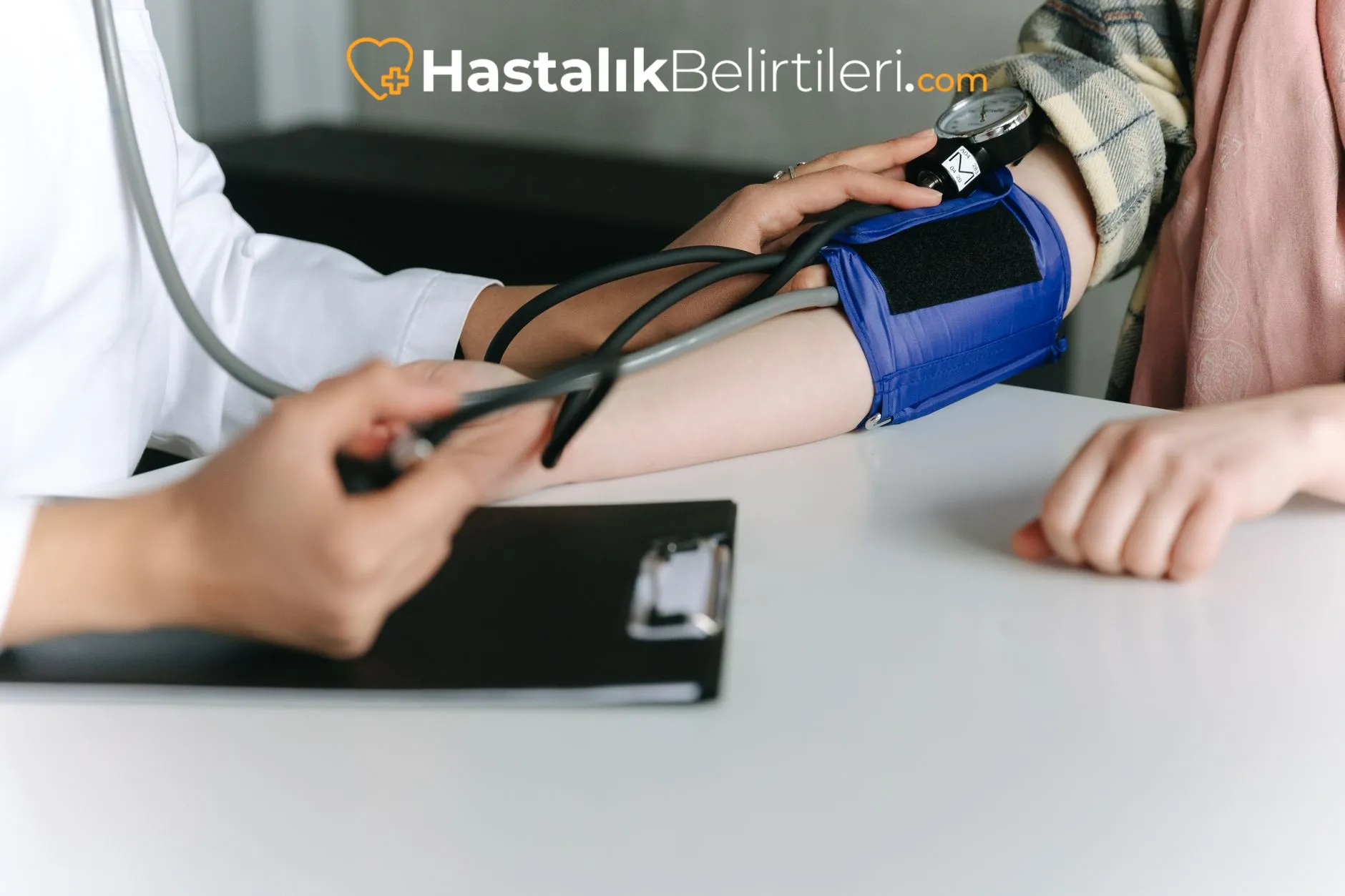 Göz Tansiyonu Nedir, Yüksekse Ne Olur? 2 Yüksek göz tansiyonu belirtileri yaşayan kişi yüz ifadesi