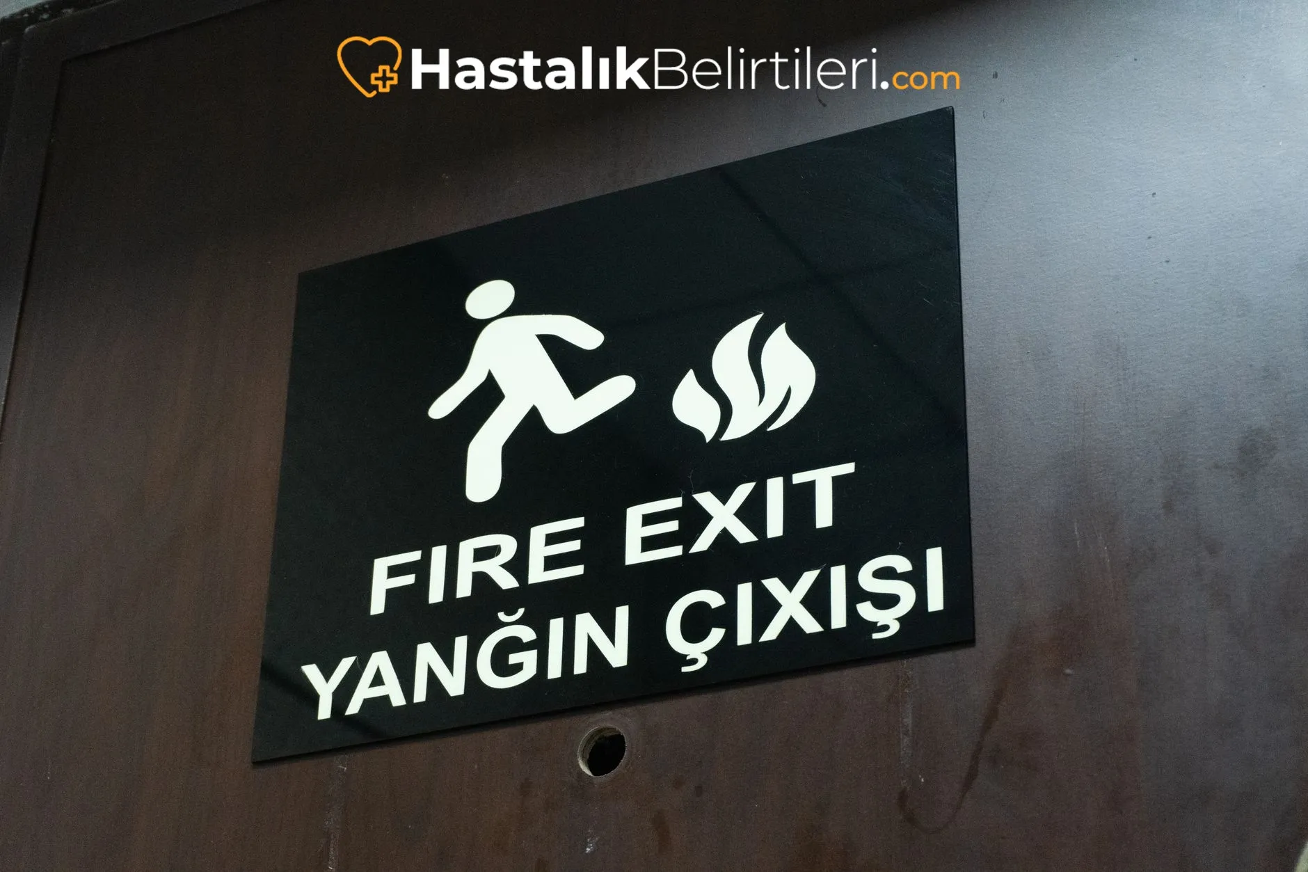 Kırmızı ve ağrılı gözde yakından görünüm