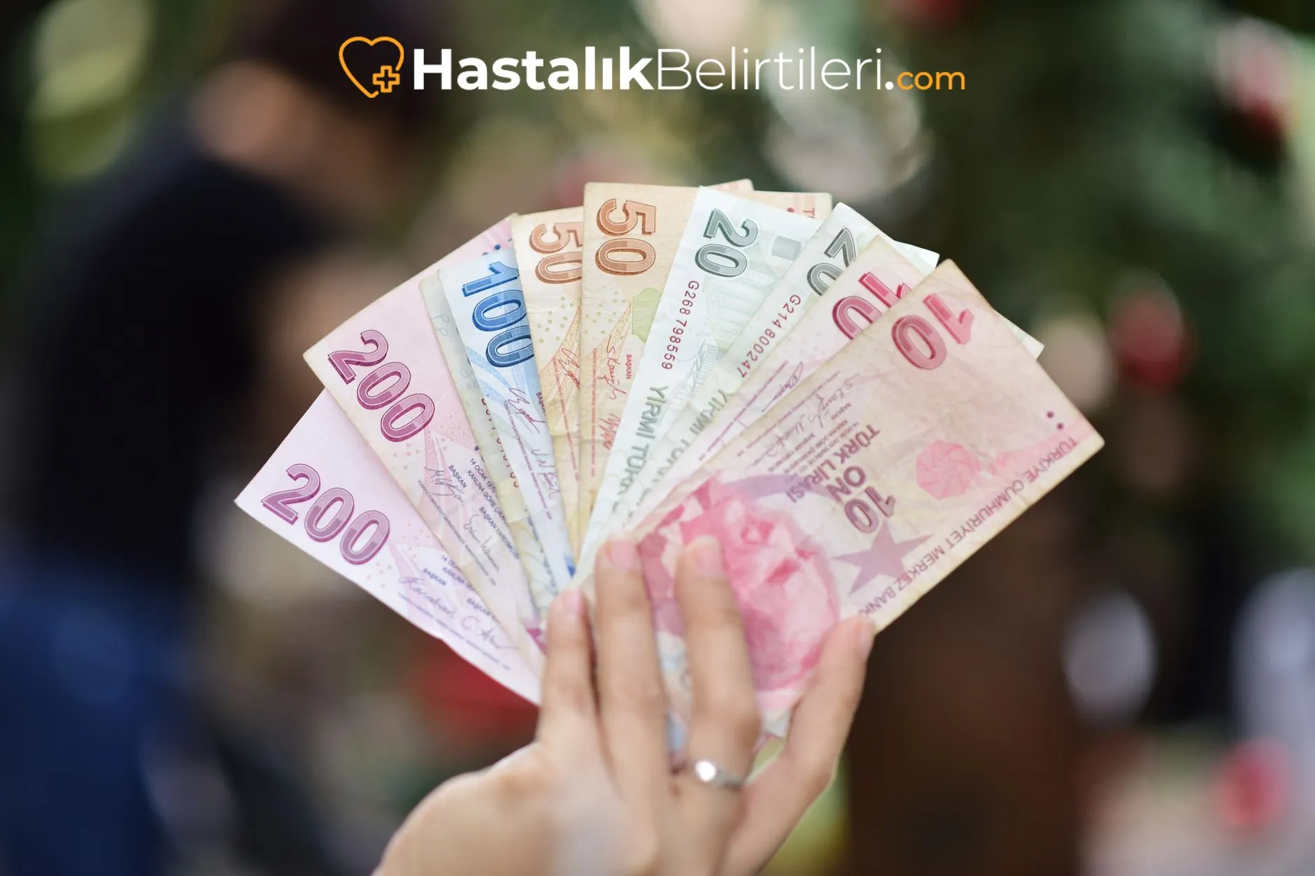 İdrar Rengindeki Değişiklikler Ne Anlama Gelir? 2 Doktor hastayla idrar analizi sonuçlarını konuşuyor