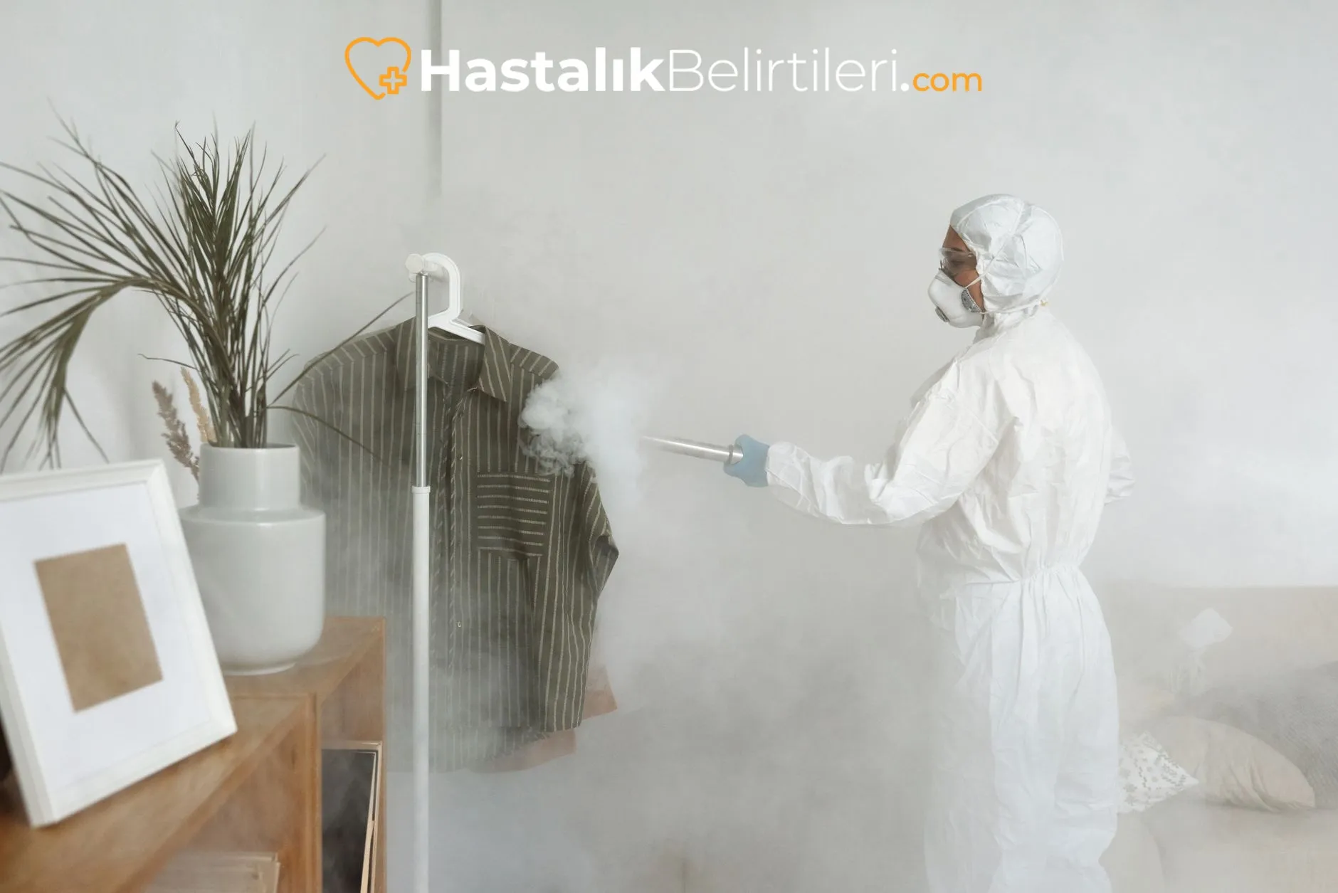 İdrarda Köpürme Neden Olur, Ne Zaman Test? 4 Elinde idrar testi çubuğu tutan kişi, kontrol önerisi