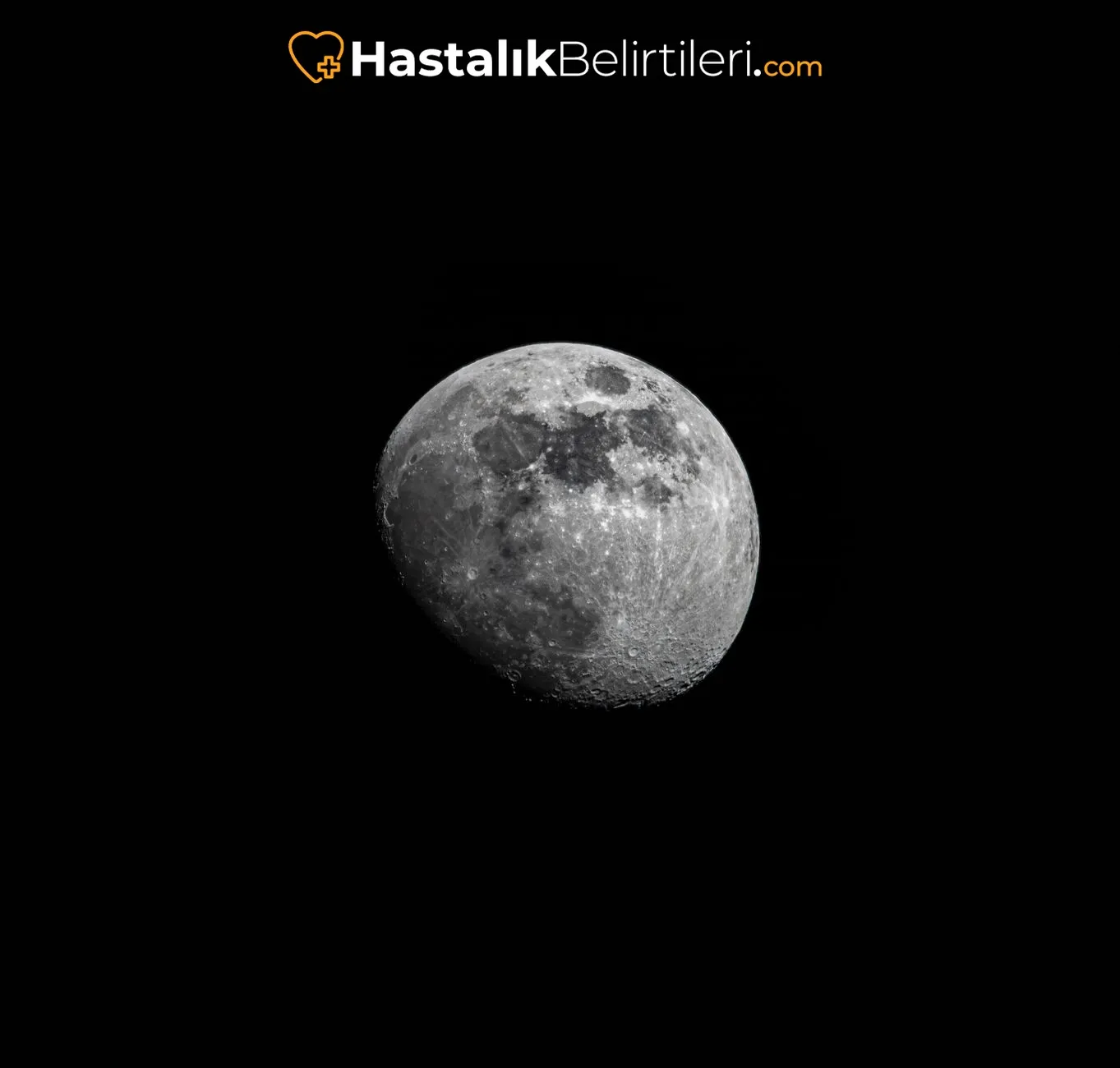 Çiftin duygusal mesafe yaşadığı rahat bir ev ortamı
