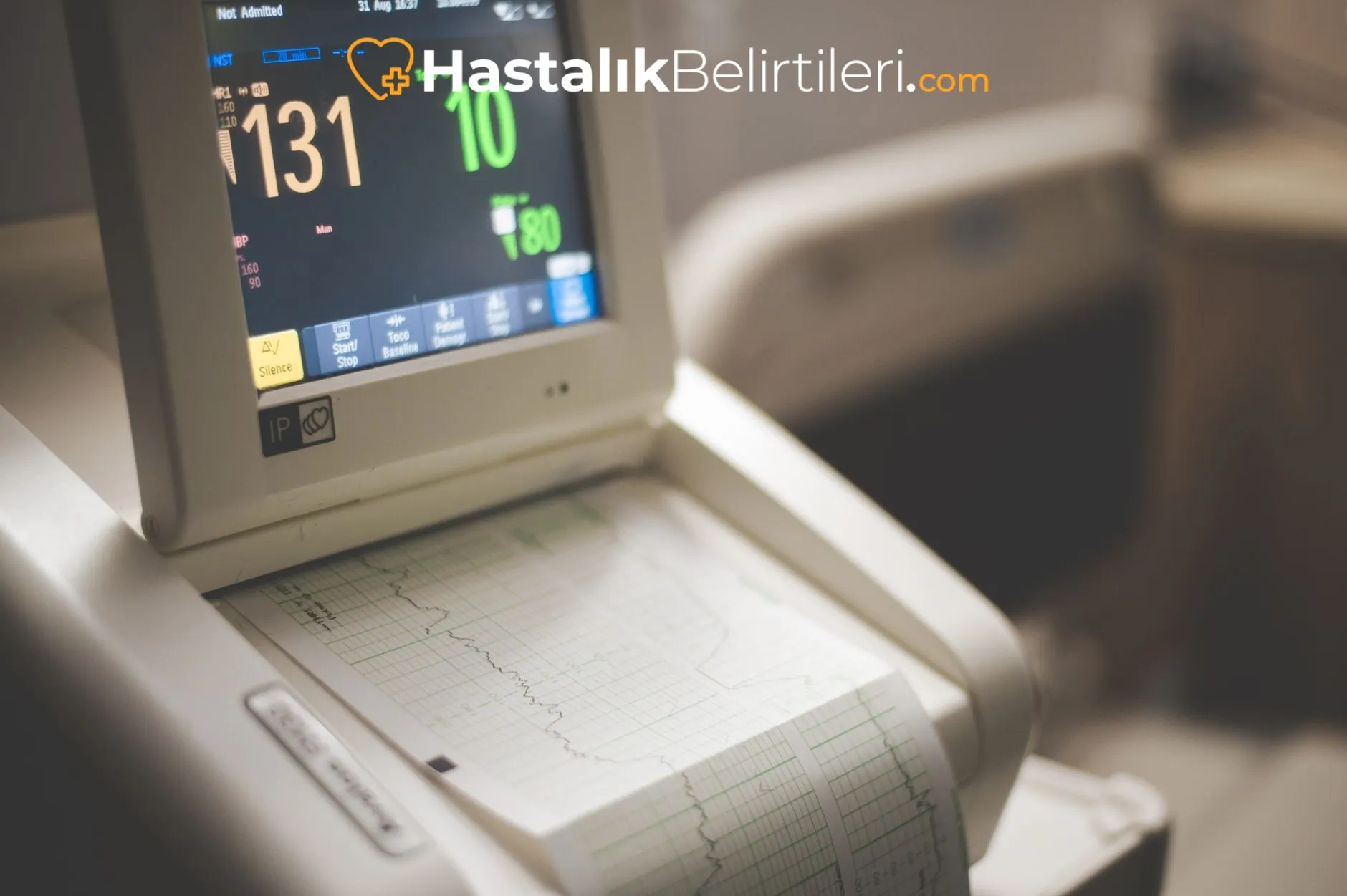 Kalp Ritmi Bozulması Hissi Neden Olur? 3 Doktor EKG ekranında çarpıntı değerlendirmesi yapıyor