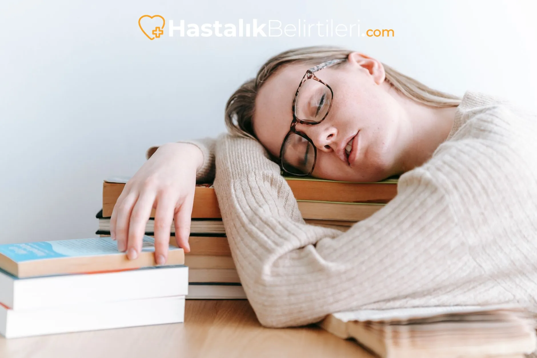 Uyku testi cihazı takılı, uyku laboratuvarında hasta