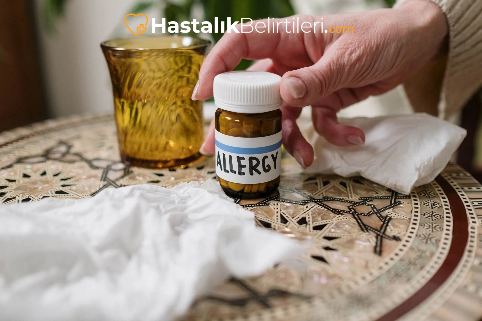 Mevsimsel Alerji Nasıl Geçer? Evde Neler? 4 Burun yıkama yapan kişi evde tuzlu su kullanıyor