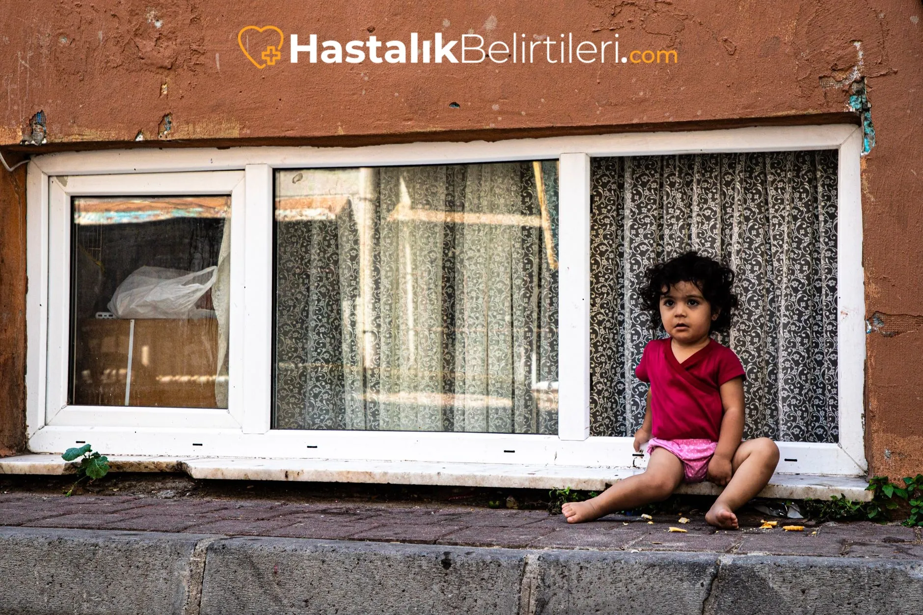 Çocuklarda Kabızlık Neden Olur? 4 Ebeveyn, çocuk bezini tutuyor; kabızlık risk işaretleri