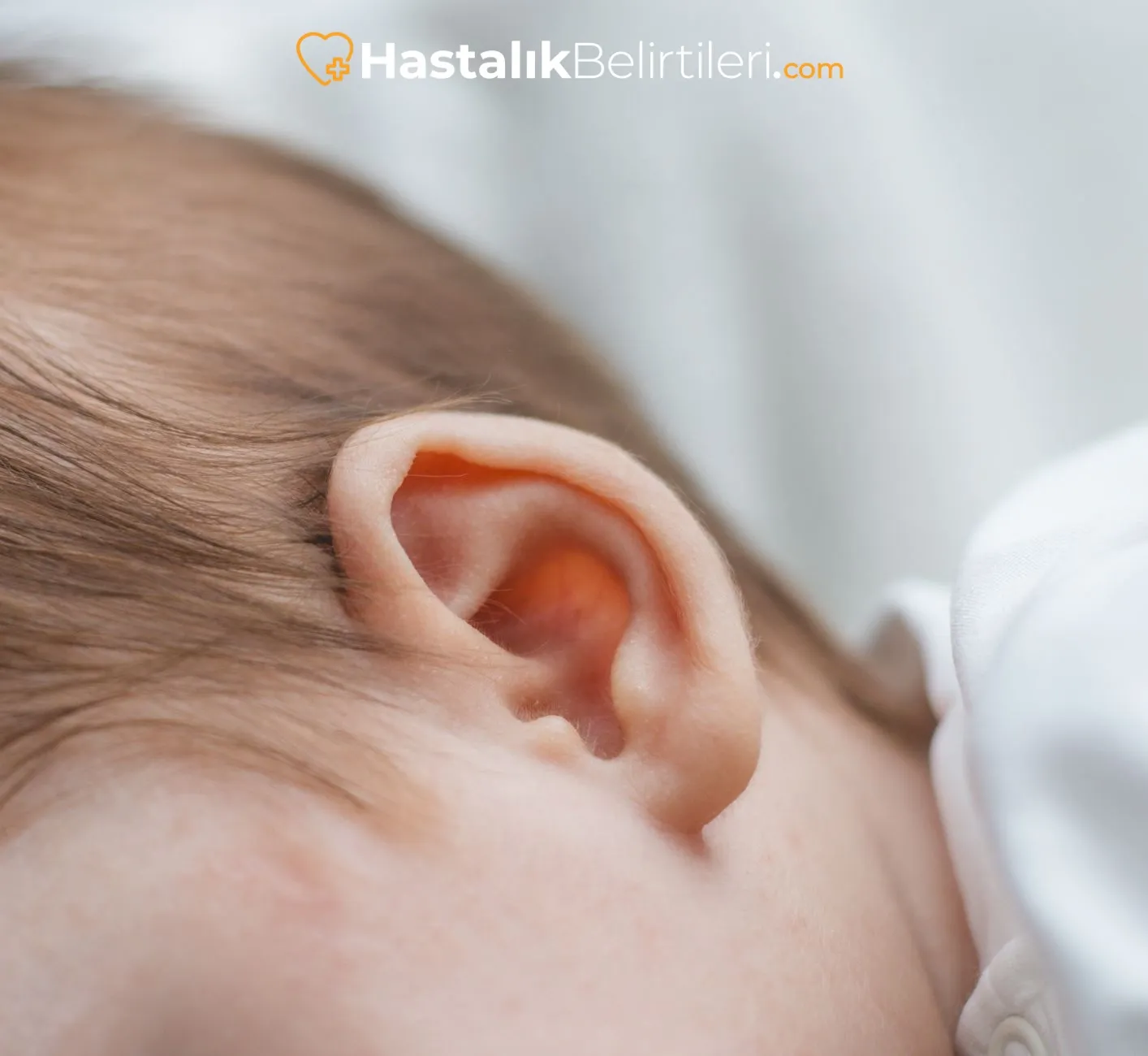 Kulakta ağrı çeken çocuk, aile doktorla görüşüyor