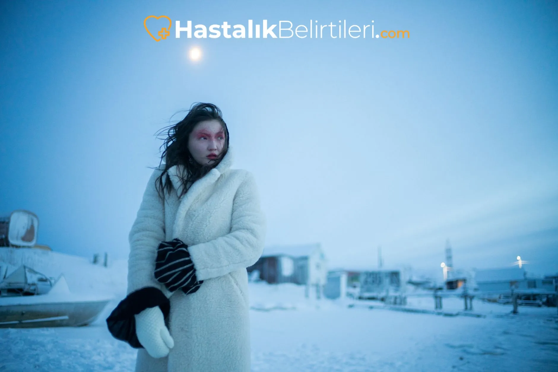 Omuz ve kolu esneten kişi evde germe yapıyor