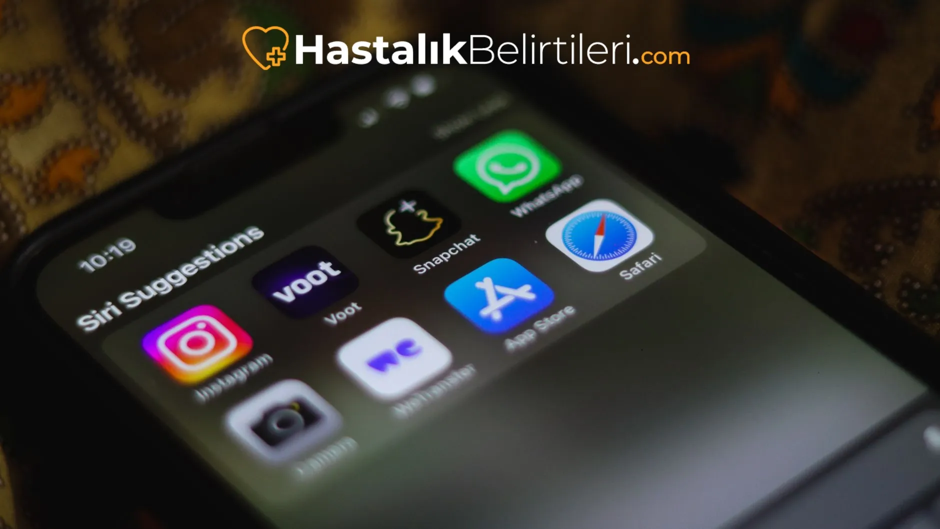 Baharatlı yiyeceklerden kaçınan kişi, sağlıklı tabak hazırlıyor
