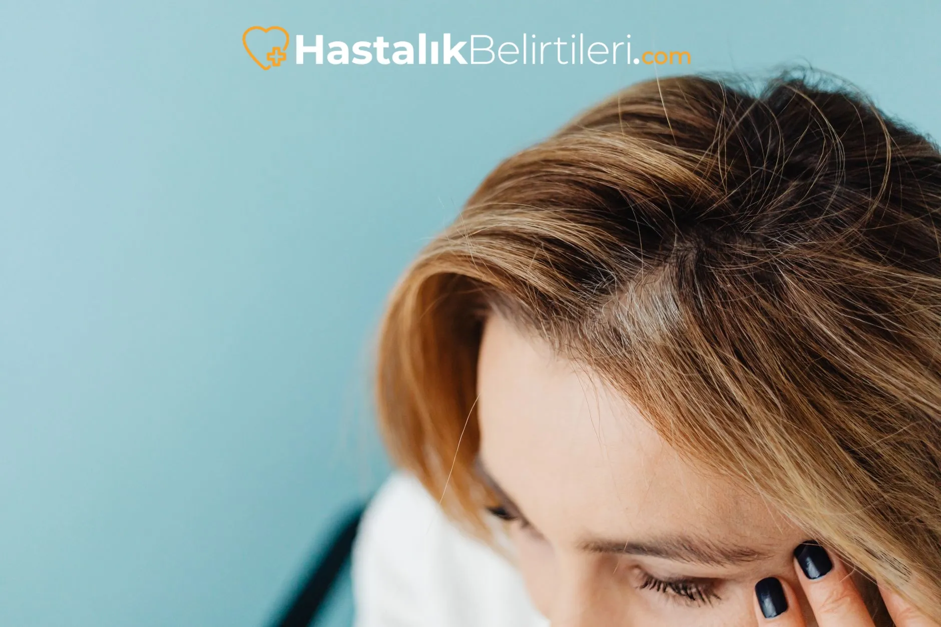 Saç Derisinde Kaşıntı Neden Olur? 3 Dermatolog, saç derisi muayenesi yaparken yakın plan
