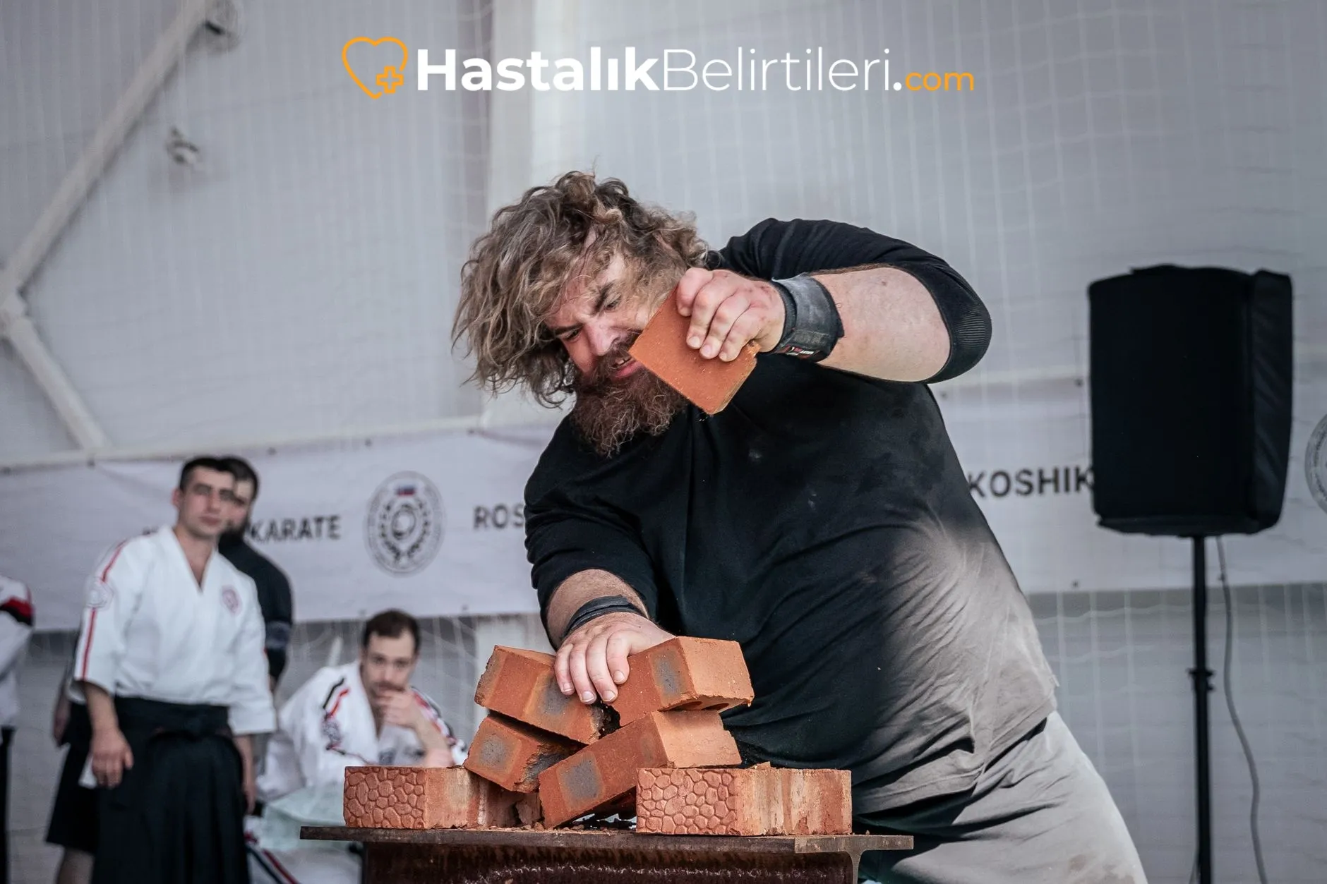 Saç Kırılması Neden Olur, Nasıl Önlenir? 2 Kuru saç uçları: kimyasal işlem sonrası kırılma örneği