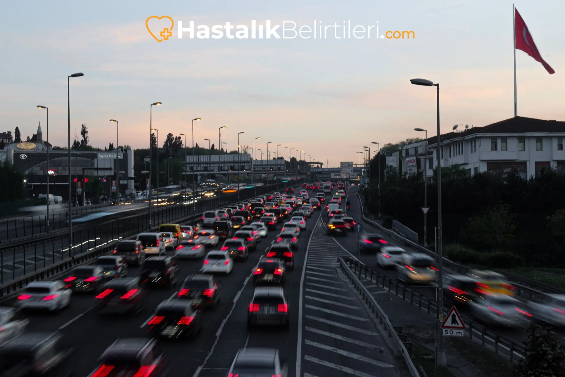 Hastanın göğsünde ağrı hissi gösteren tıbbi illüstrasyon