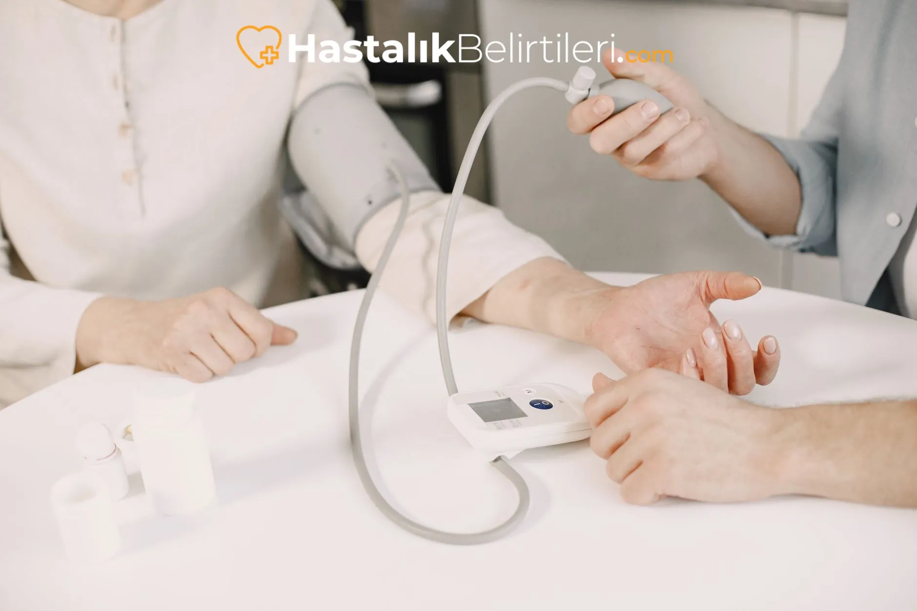 Bayılma riskini azaltan kişi yatar pozisyonda dinleniyor