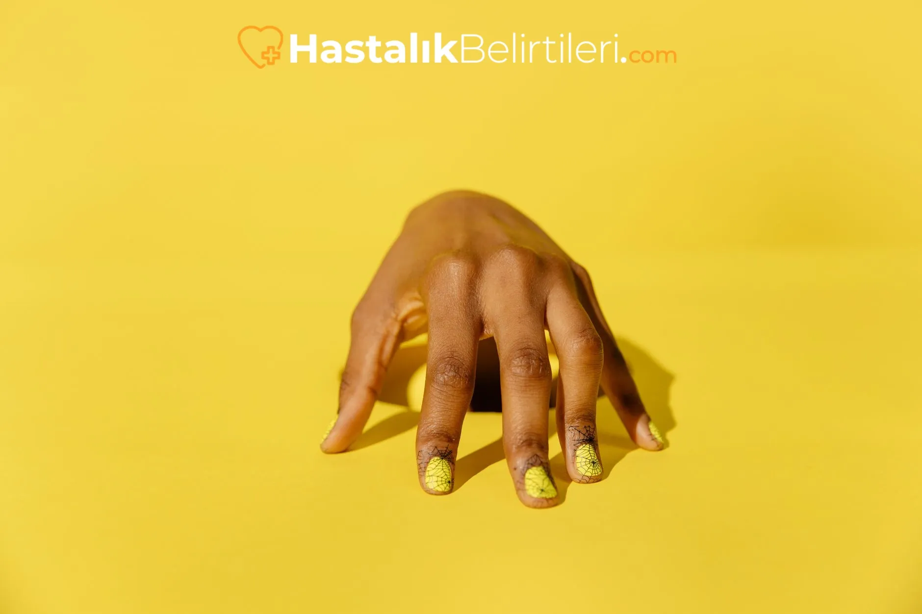 tırnakta çizgi ve renk değişikliği neden olur?