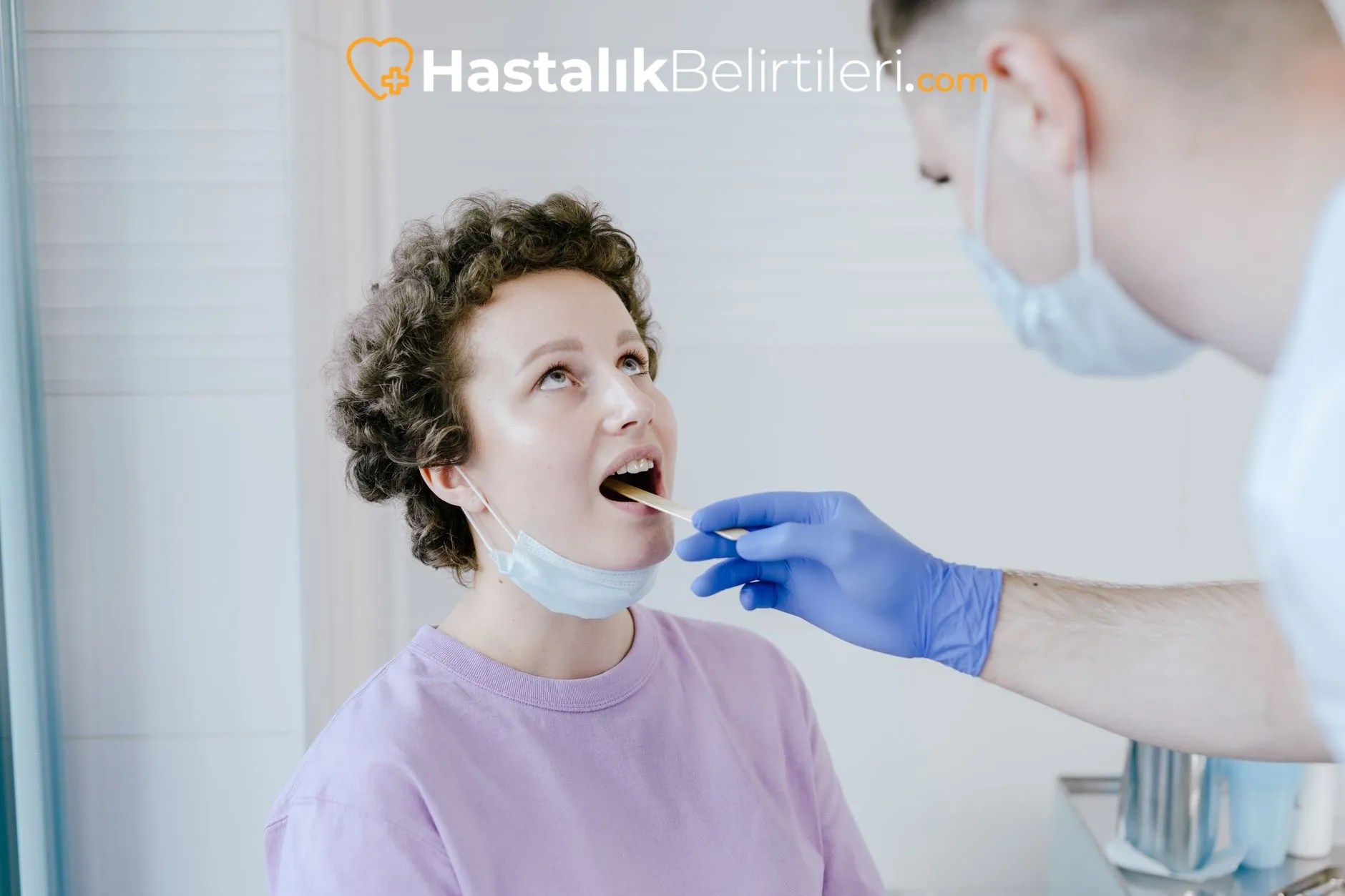 Bademcik Taşı Nedir, Belirtileri Nasıl Geçer 2 Bademcik taşının belirtileri gösteren boğaz yakın plan görüntü