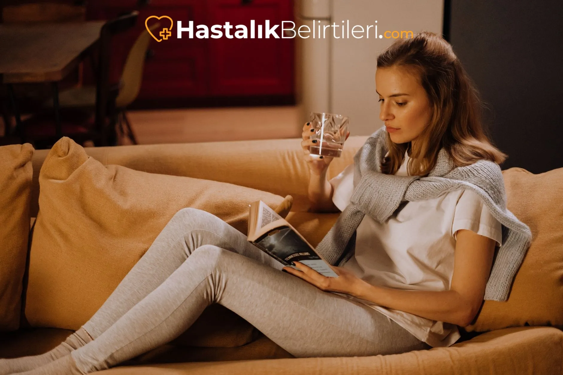 Bebeklerde Diş Çıkarma Ağrısı Nasıl Anlaşılır? 3 Diş çıkarma ağrısı için evde rahatlatma masajı yapan ebeveyn