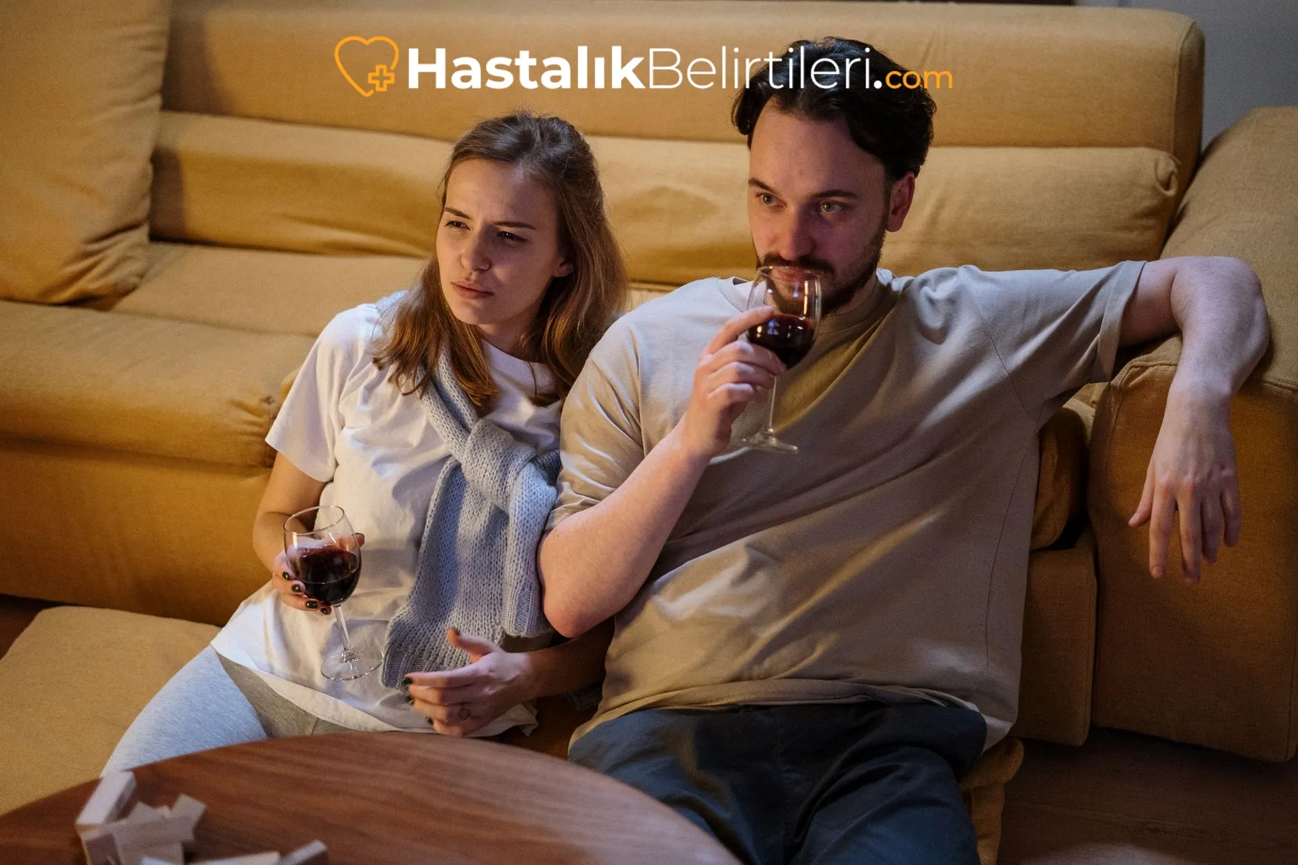 Bebeklerde Diş Çıkarma Ağrısı Nasıl Anlaşılır? 4 Bebek elinde kaşıyıcı çiğnerken diş çıkarma rahatlama