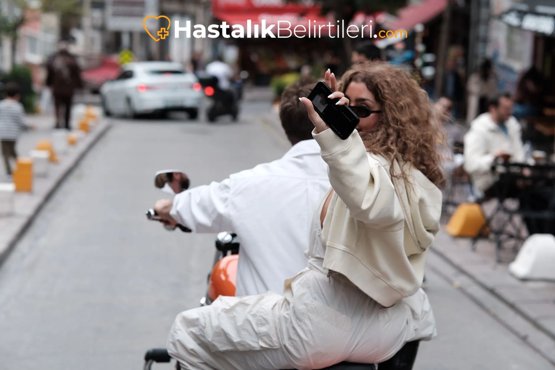 Bebeklerde Fıtık Şüphesi Nasıl Anlaşılır? 3 Ebeveynin bebek karın bölgesini nazikçe kontrol etmesi