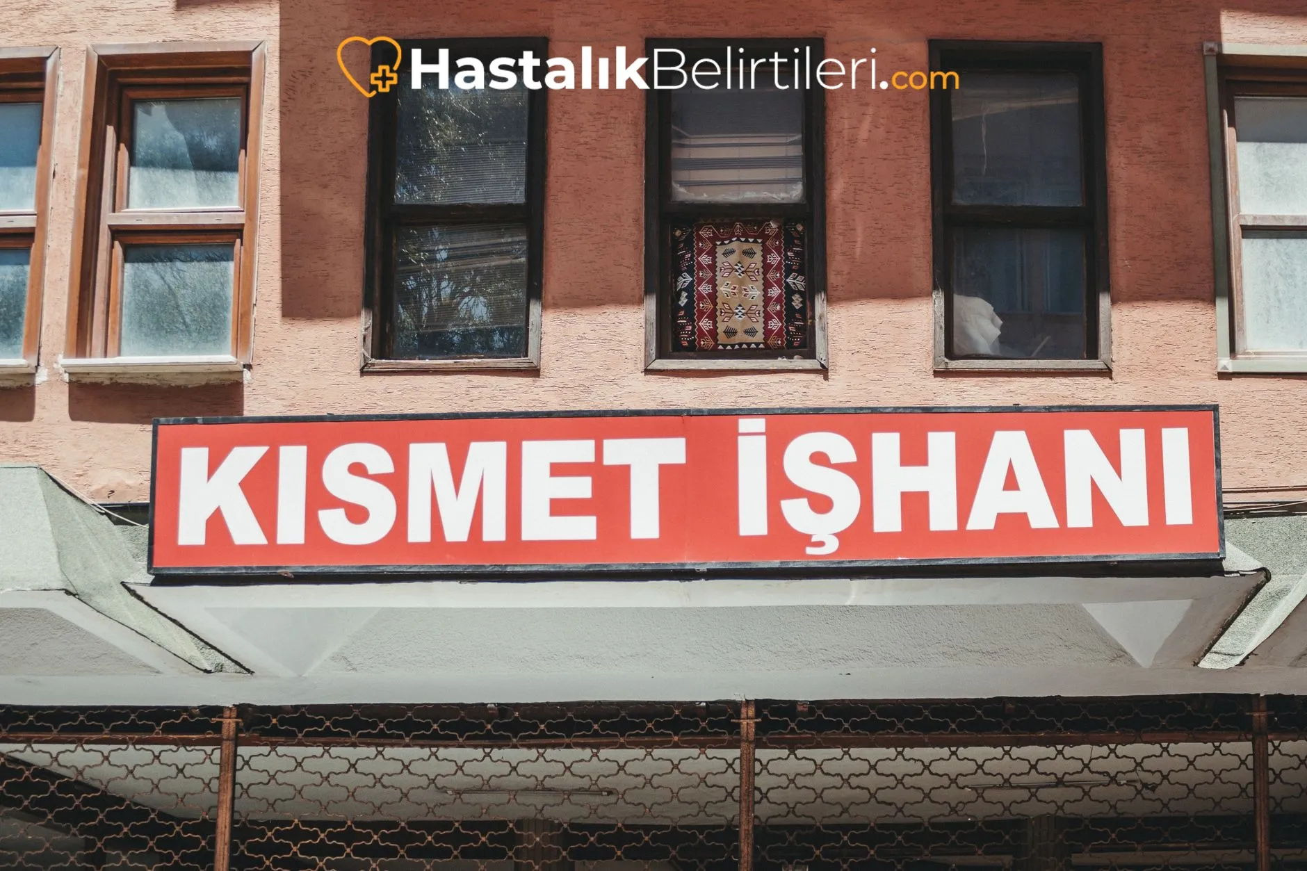 Anne bebeğine nazikçe sırt masajı yapıyor