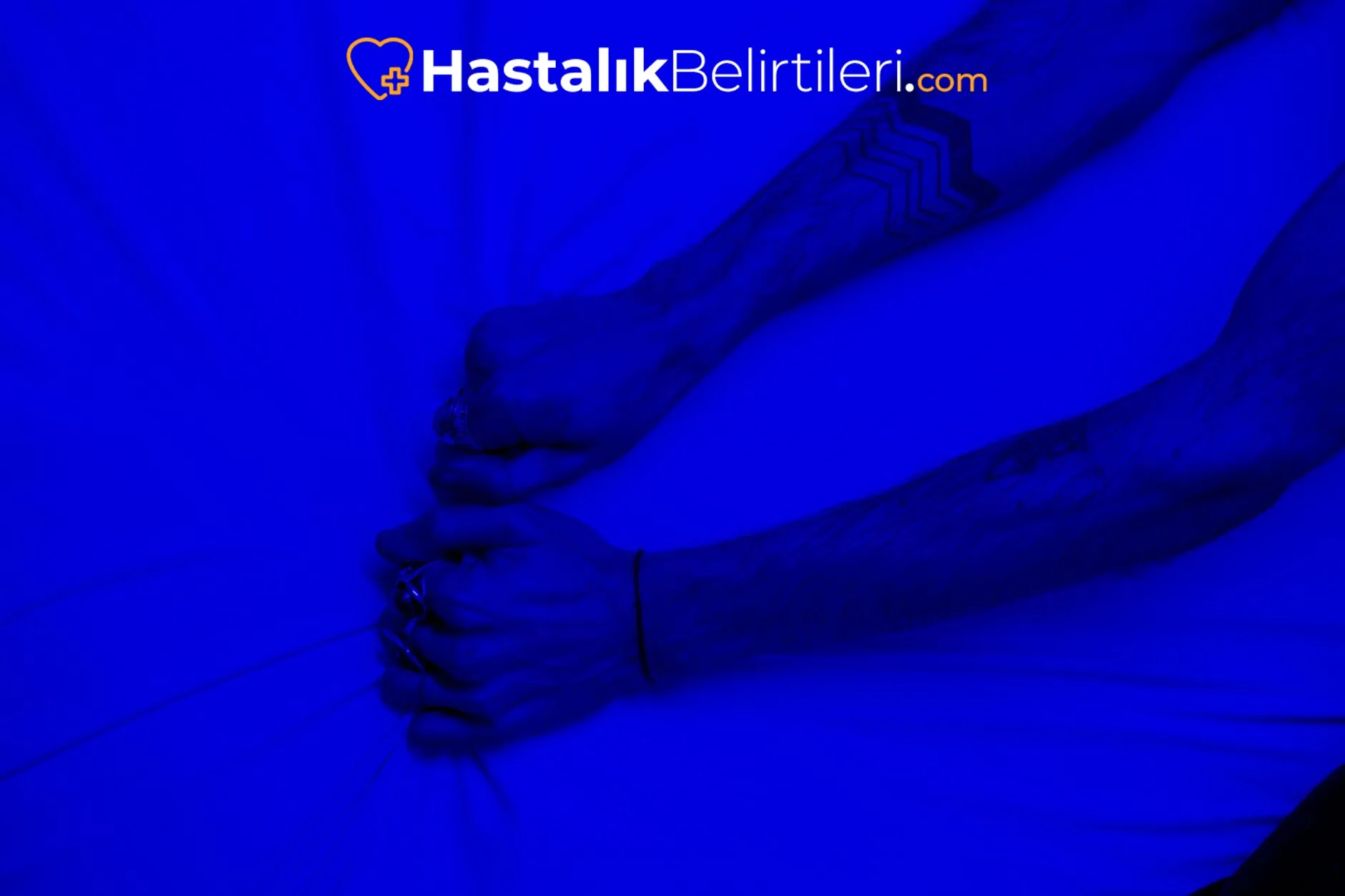 Dilde Yanma Hissi Neden Olur, Evde Ne Yapılır? 4 Doktor muayenesi öncesi ağız içini gösteren yakın plan