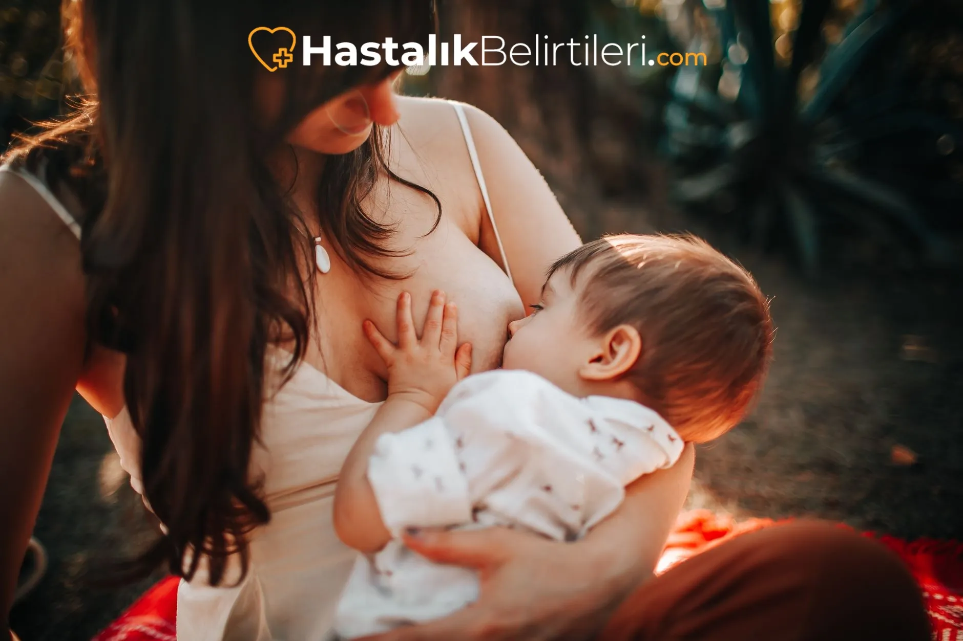 Emzirme sırasında doğru kavrama kontrolü yakın plan görünüm