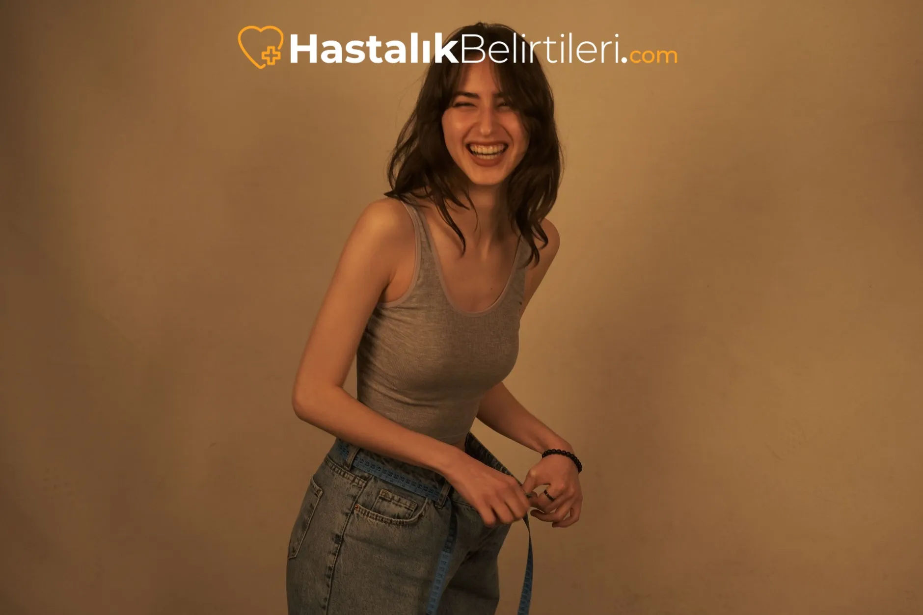 Gün Boyu Şişkinlik Sürüyorsa Ne Yapmalı? 2 Bitki çayı içen kişi sindirim sonrası rahatlama arıyor