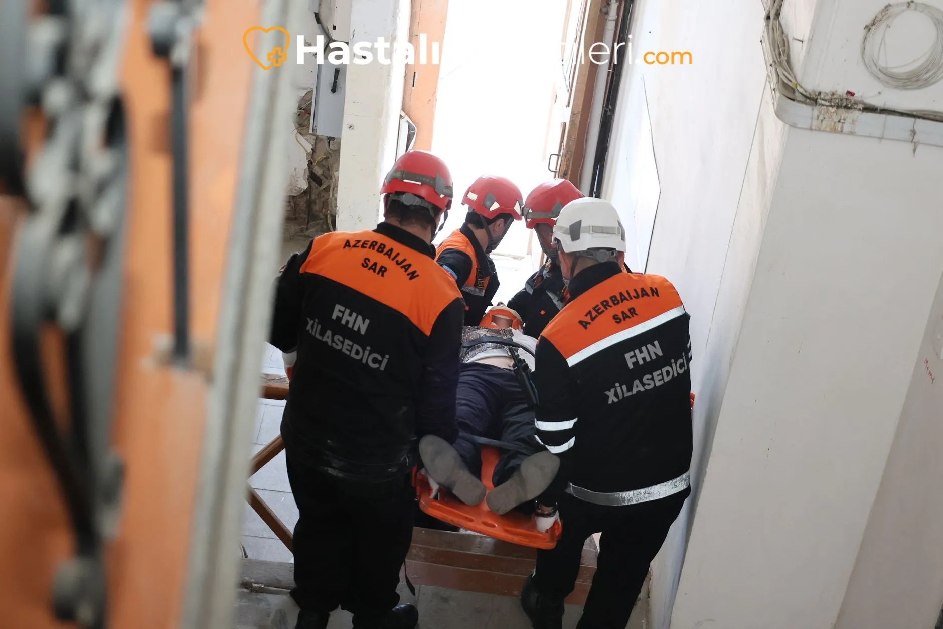 Hamile kadında karın ağrısı, acil uyarı işaretli illüstrasyon