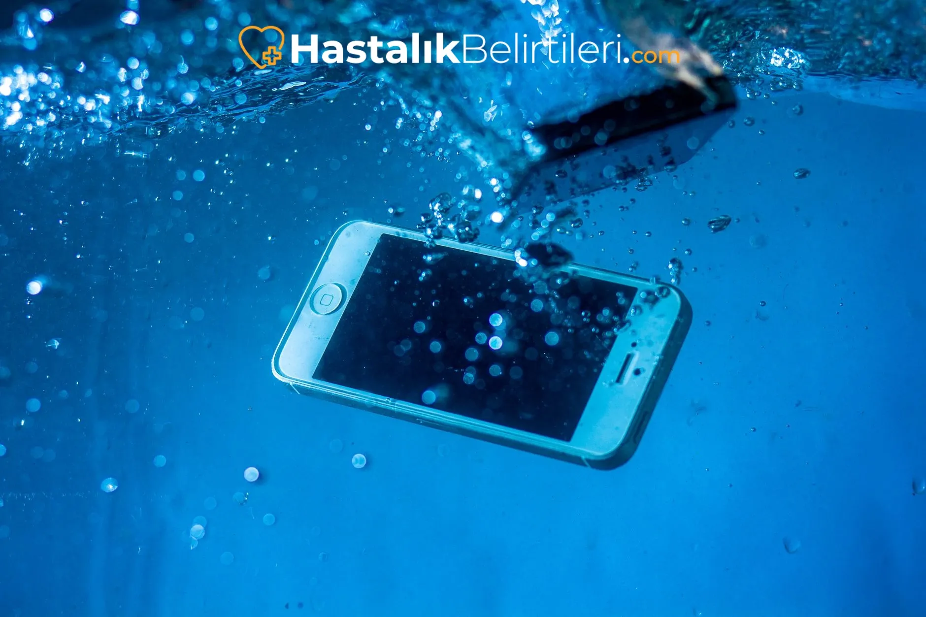 Kalp Krizi Belirtileri Kadınlarda Nasıl Değişir? 2 Genç kadın kalp krizi belirtilerinde nefes darlığı yaşar