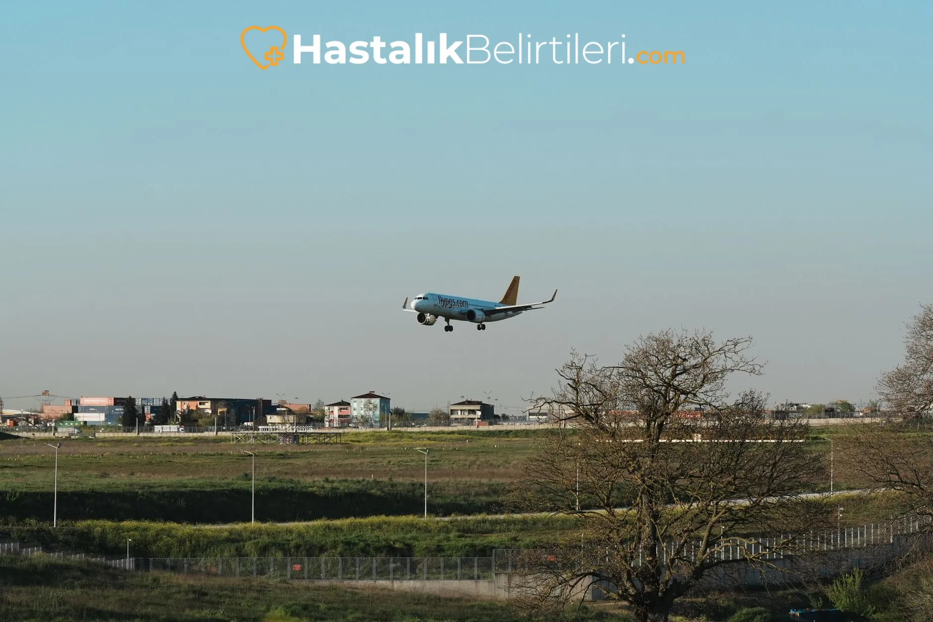Ebeveynin sakin şekilde çocuğun yanında durduğu sahne