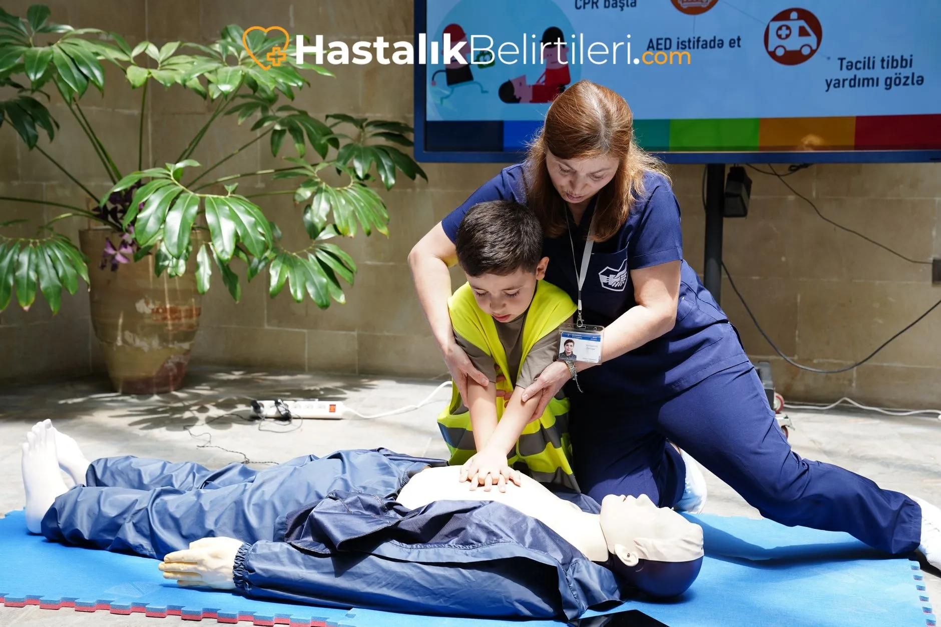 Çocuklarda Karın Ağrısı Ne Zaman Ciddi Olur? 4 Karın bölgesini tutan küçük çocuk, ağrı ifadesi