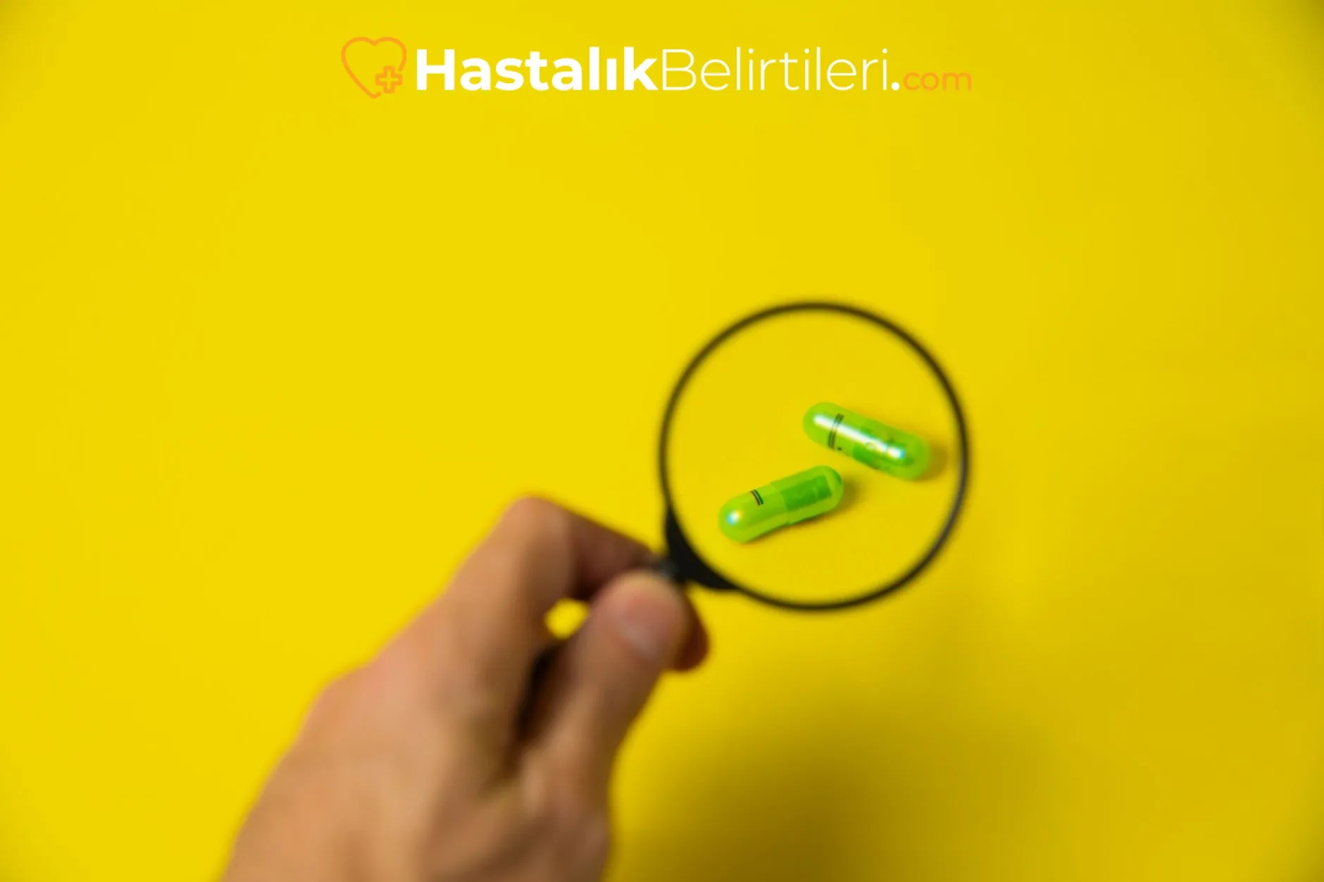 Sık Geçen Ağız Yaraları Neden Olur? 3 Ağız yarası olan kişi, ağrı ve rahatsızlık ifadesi