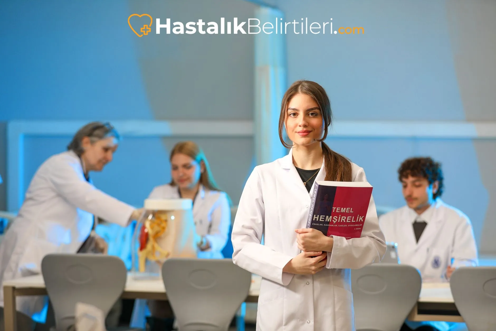 Sık Geçen Ağız Yaraları Neden Olur? 4 Doktor diş hekimi ağız içi muayene yapıyor