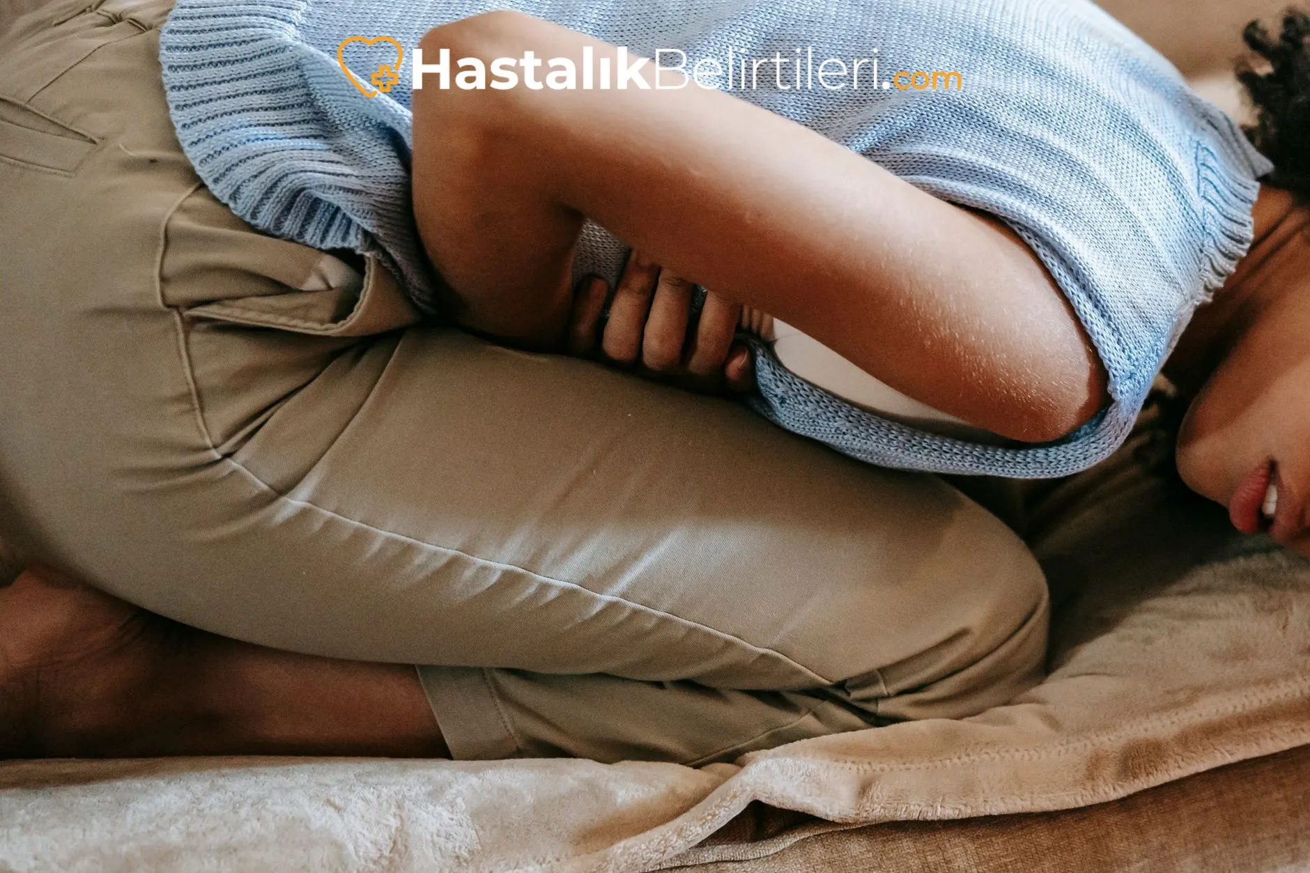 Stres Adet Düzensizliği Yapar Mı? 3 Adet döngüsü takvimi ve hormonal dengeyi gösteren simgeler