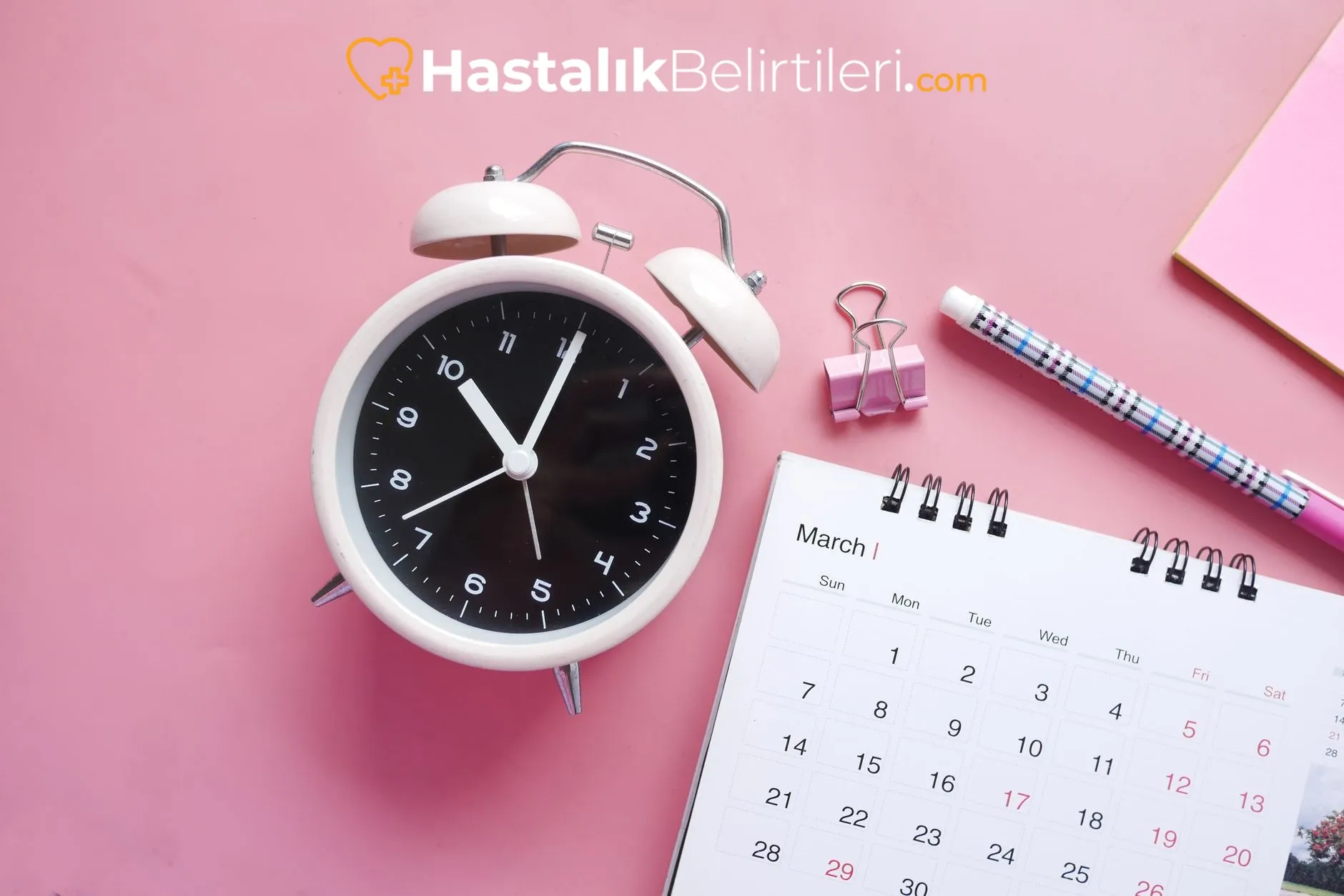 Tansiyon Dalgalanması Neden Olur? 2 Evde tansiyon takibi yapan kişi, dijital tansiyon aleti
