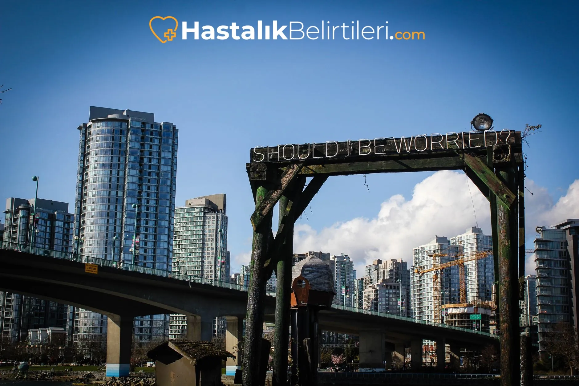 Kadın, tüp bebek tedavisinden sonra dinlenirken endişeli görünüm